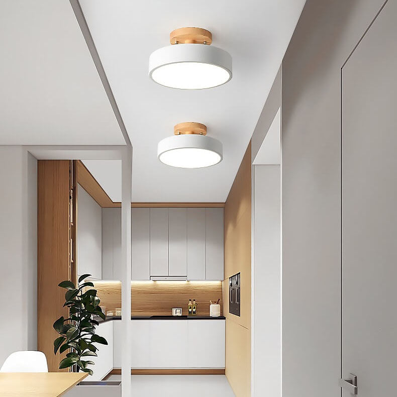 Stilren tre taklampe med integrert LED belysning. Perfekt som dimbar stuebelysning.