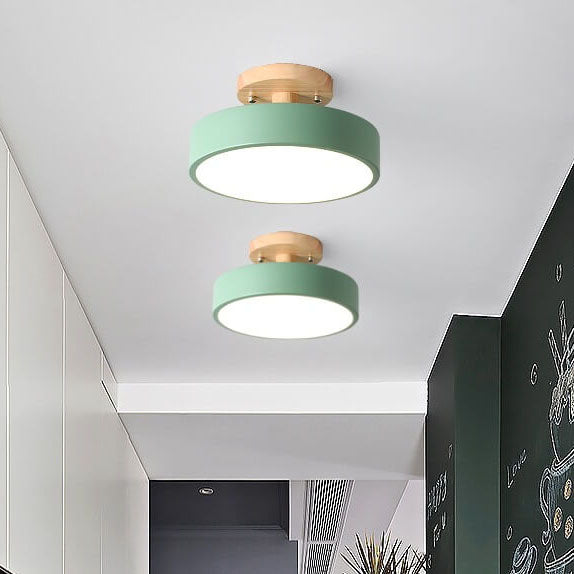 Elegant designerlampe: Moderne LED taklampe i tre. Ideell for soveromsbelysning.