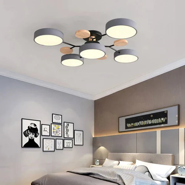 Slank LED-taklampe med justerbare armer. Skaper dynamisk og moderne interiørlys for et unikt uttrykk.