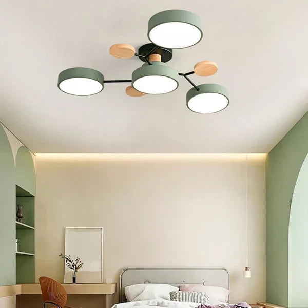 Fleksibel LED-taklampe med svingbare armer. Moderne belysning som kan tilpasses for stue eller spisestue.