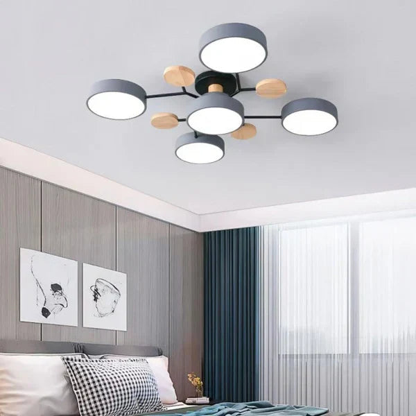 Minimalistisk LED-taklampe med justerbare armer. Gir stilfull og effektiv belysning for moderne interiør.