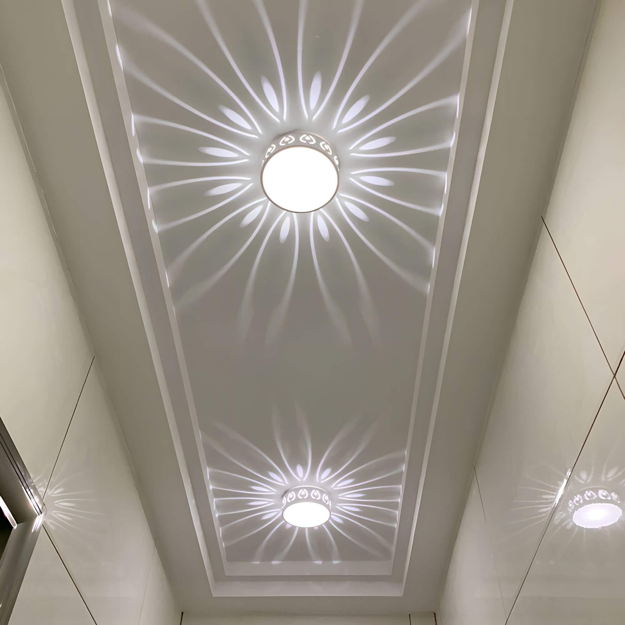 Stilren LED-taklampe for entré, balkong, og korridor. Energieffektiv innendørs/utendørs belysning.
