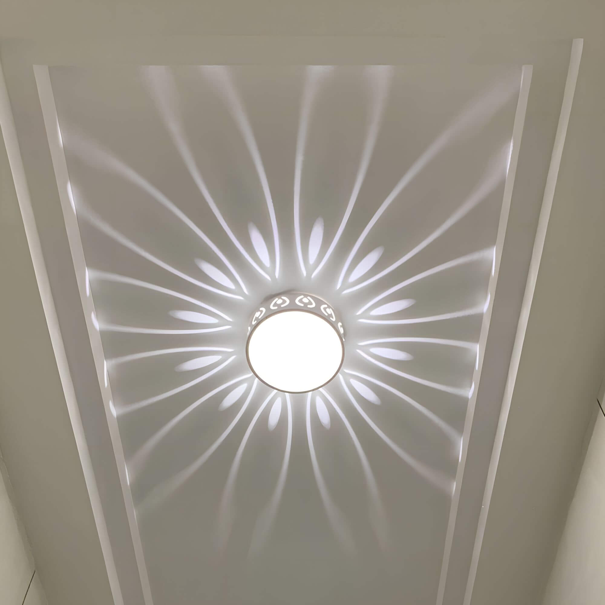 Moderne, vannbestandig IP54 LED-taklampe. Minimalistisk design, ideell for entré, balkong og korridor.