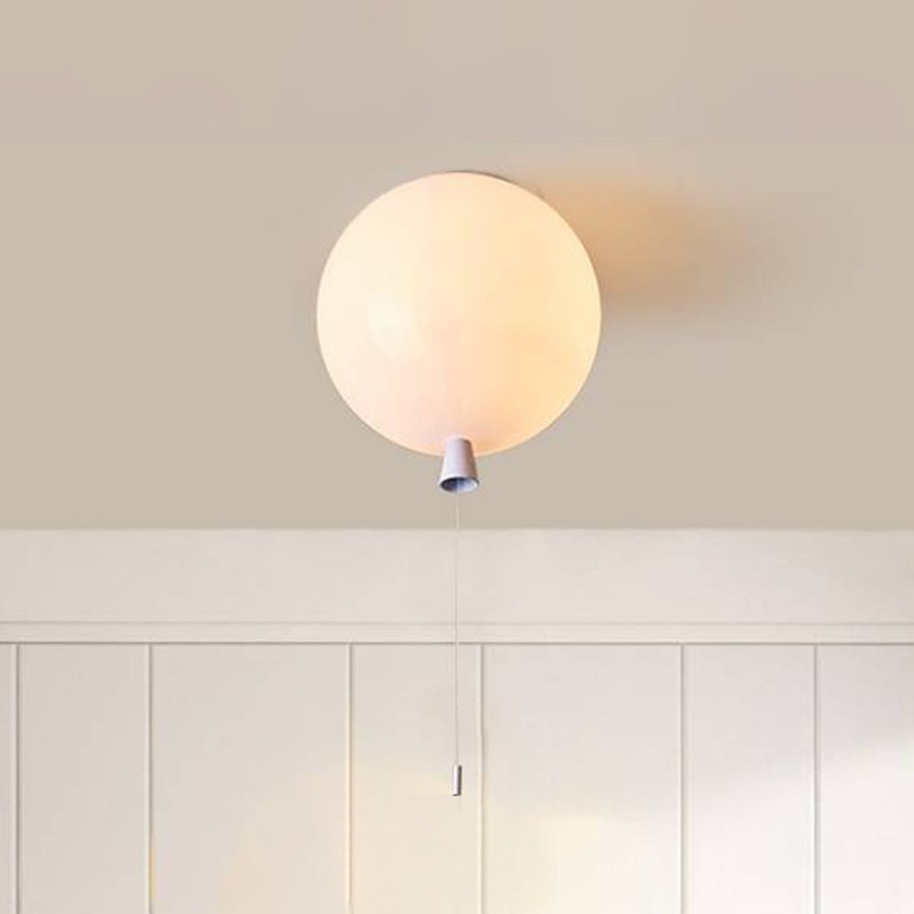 Moderne LED taklampe til soverom og barnerom. Rund designlampe med mykt, varmhvitt lys.