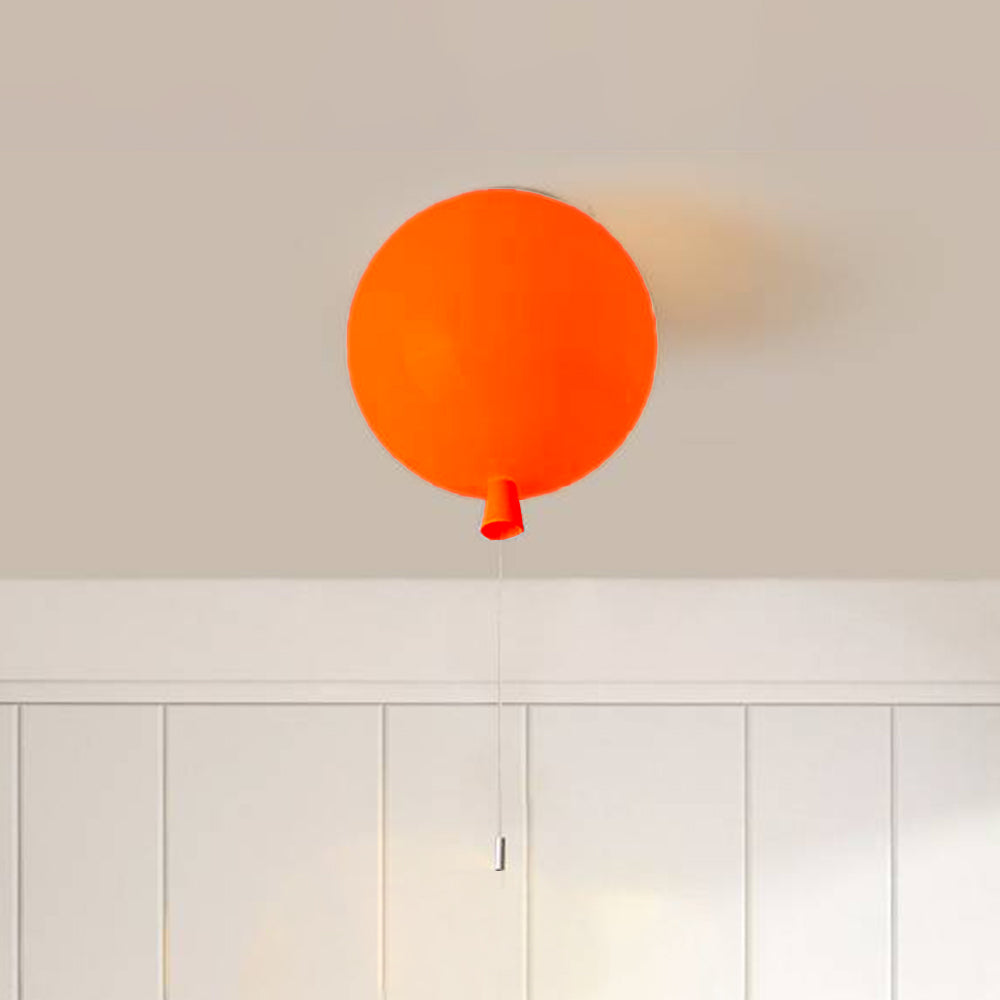 Fargerik, moderne LED taklampe, rund. Ideell for barnerom og soverom. Mykt og innbydende lys.