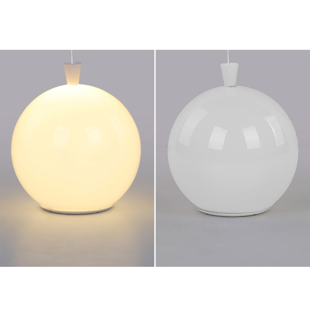 Nærbilde av mykt, varmhvitt lys fra moderne rund LED taklampe. Ideell for soverom og koselige barnerom.