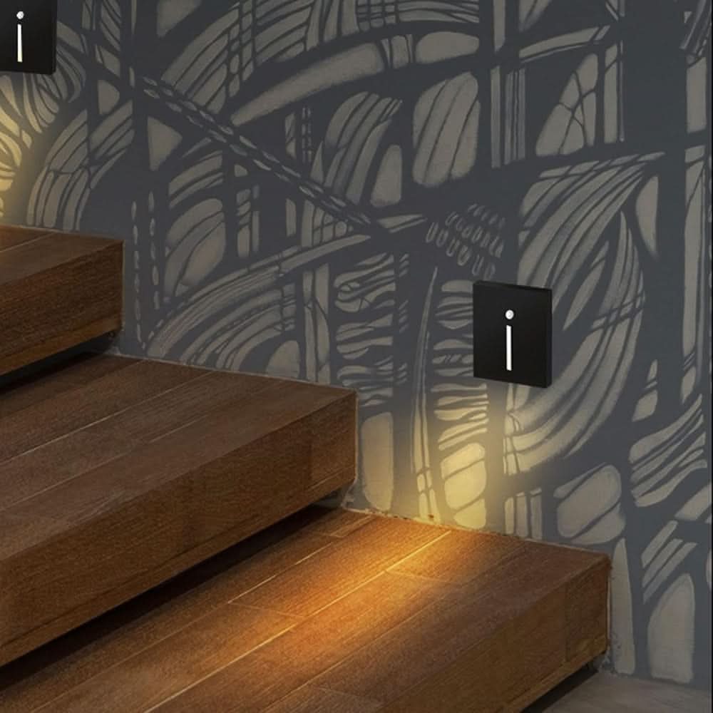 Moderne LED trinnlys i metallfinish med smart bevegelsessensor for hjemmet.