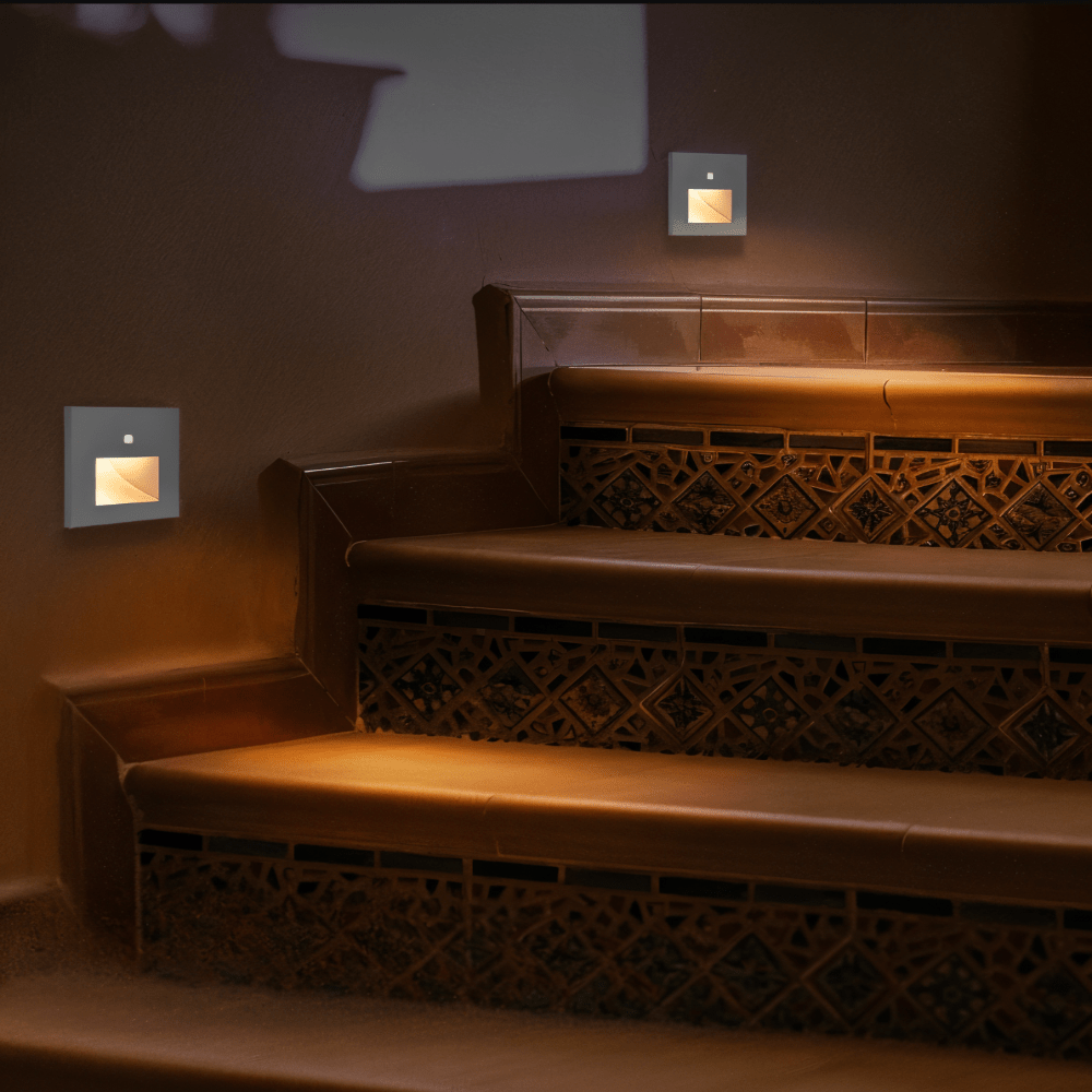 LED ganglys med diskret design og smart sensor, perfekt for smarte hjem og sikker navigering.