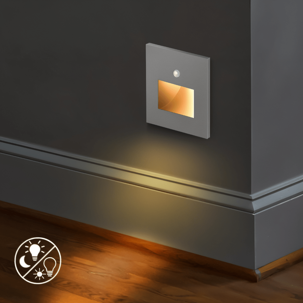 Nærbilde av trinnlys med LED-stripe og bevegelsessensor, viser slankt, moderne design.