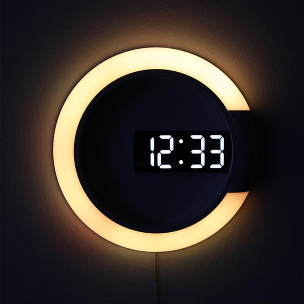 Hvit, minimalistisk digital veggklokke med LED display. Viser tid og temperatur.