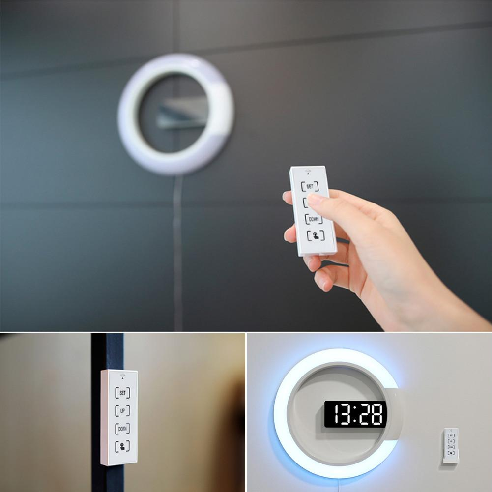 Stilfull digital klokke med lysende LED, passer som soveromsklokke og dekorativt element.