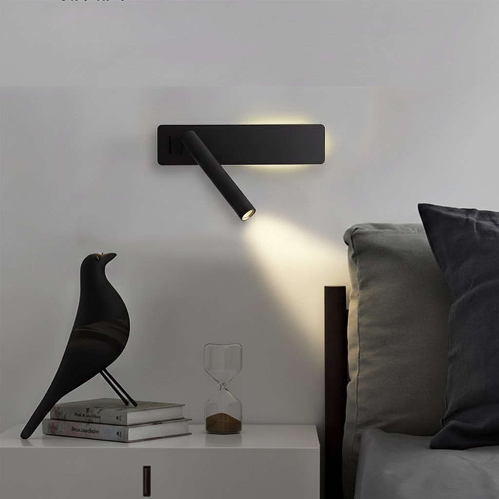 Hvit justerbar LED vegglampe til soverom. Moderne og minimalistisk nattbordslampe med målrettet lys.