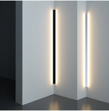 Sort minimalistisk LED vegglampe. Optimal for moderne innendørs belysning og en elegant romfølelse.