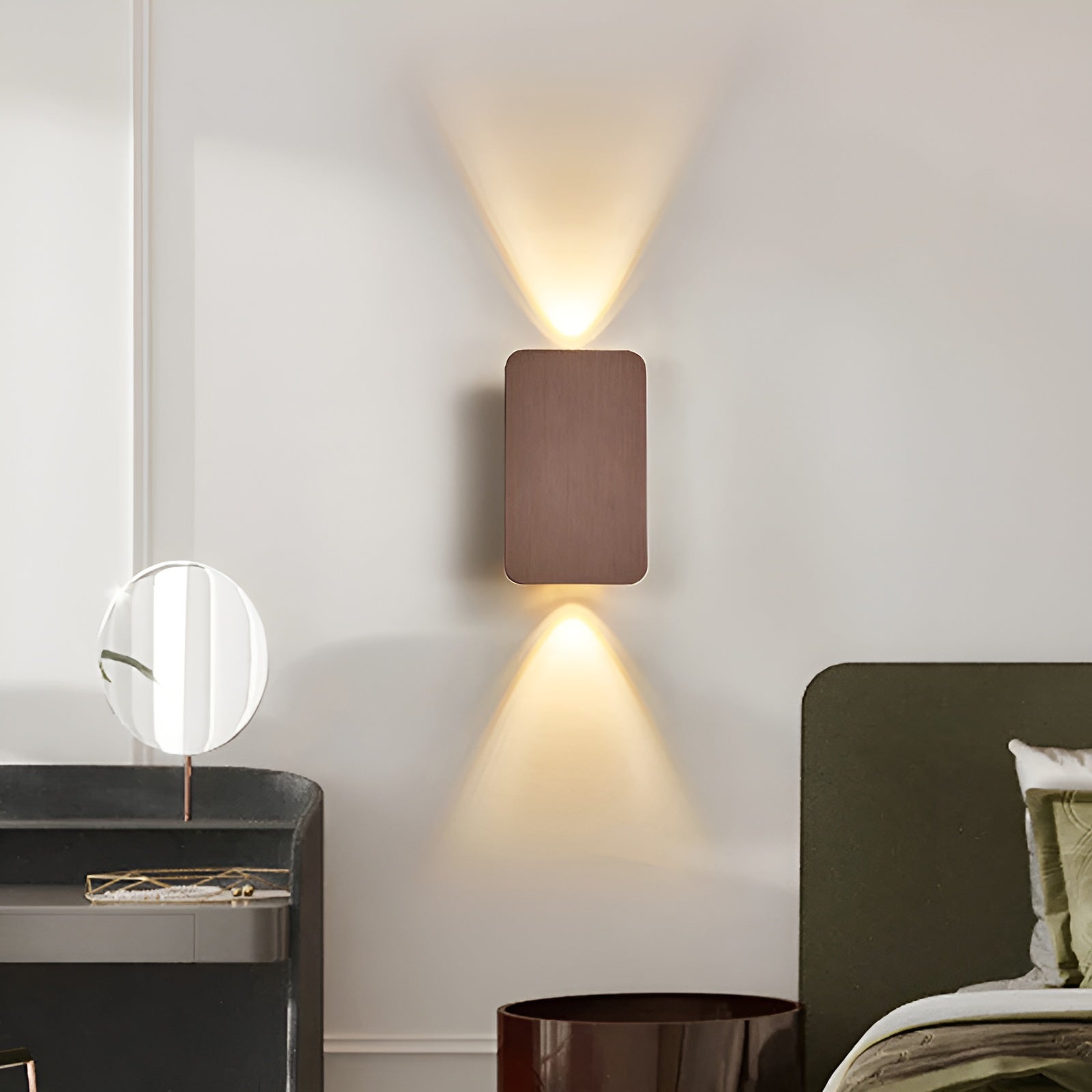 Energieffektiv LED-belysning: Stilren vegglampe med minimalistisk design for et moderne hjem.