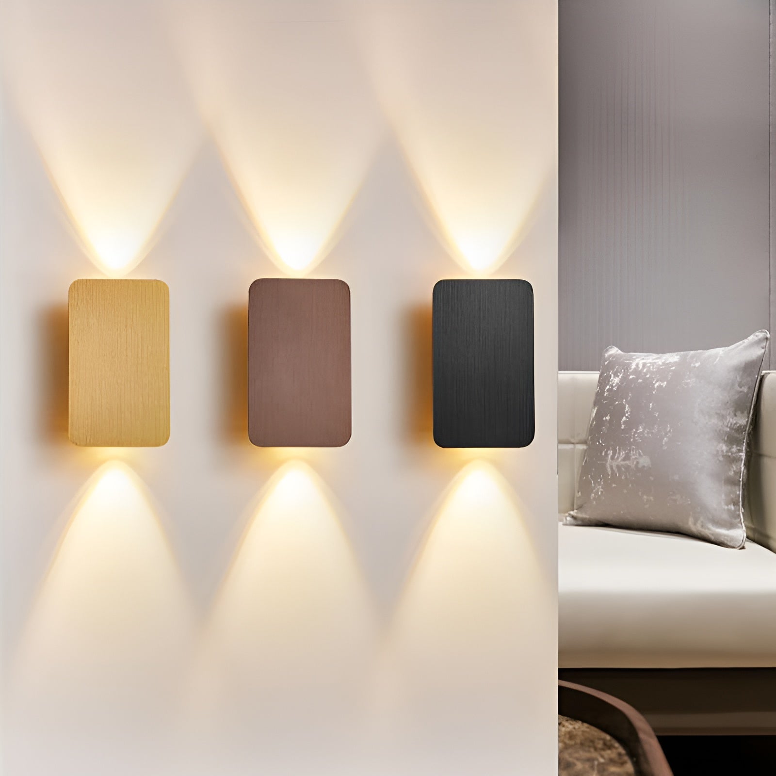 Stilren LED vegglampe med opp-ned lys, skaper elegant stemning i korridor og trappebelysning.