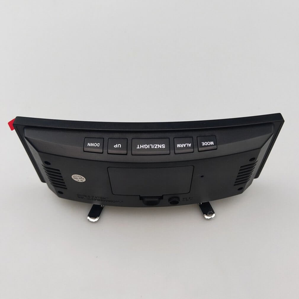 Elektronisk vekkerklokke med LED-display, speilskjerm og digital tid. Perfekt til moderne interiør.