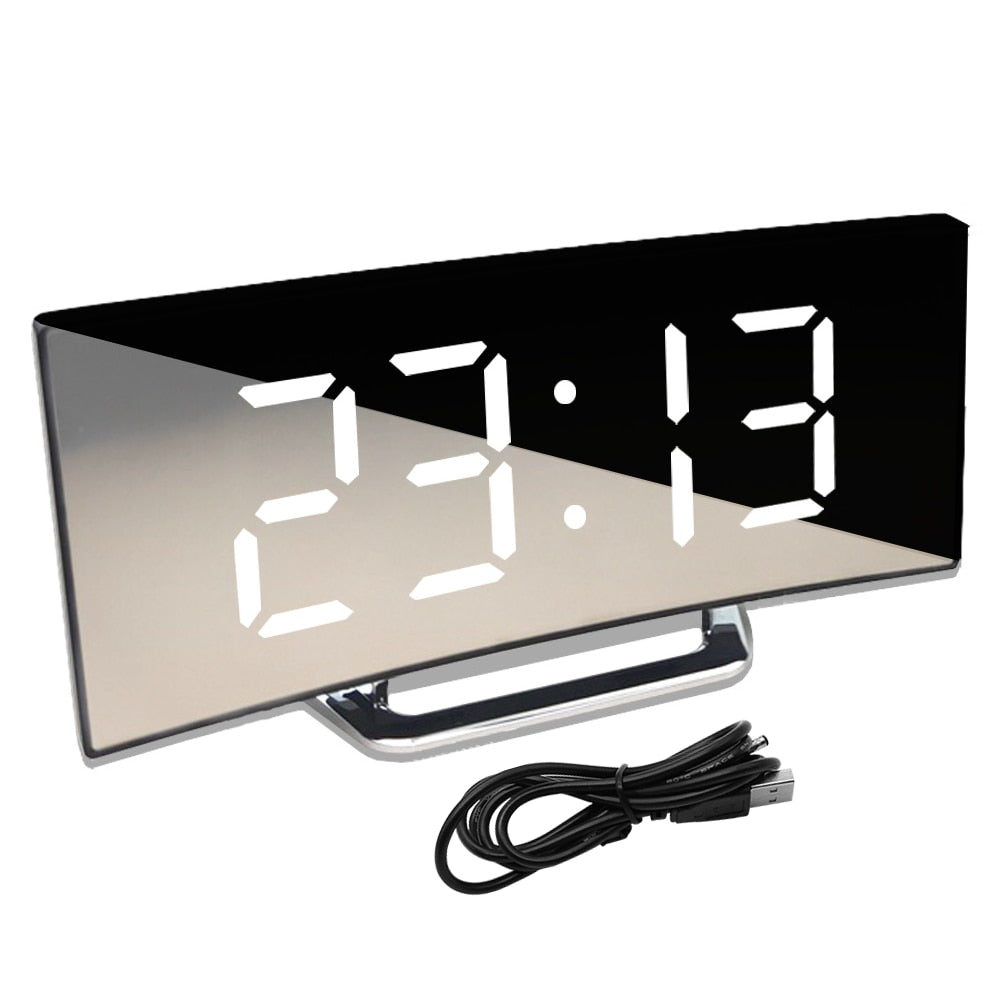 Hvit moderne LED vekkerklokke med speilskjerm, tydelig digital tid og temperaturvisning.