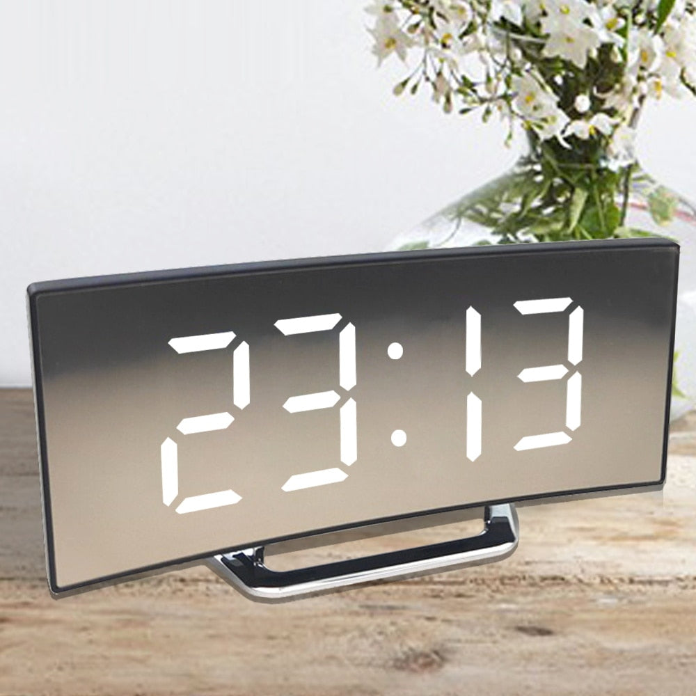 Svart moderne digital vekkerklokke med tydelig LED-display og speilfront for hjemmet.