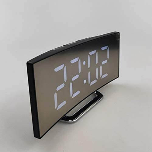 Funksjonell digital vekkerklokke med LED-display, speilskjerm og integrert temperaturvisning.