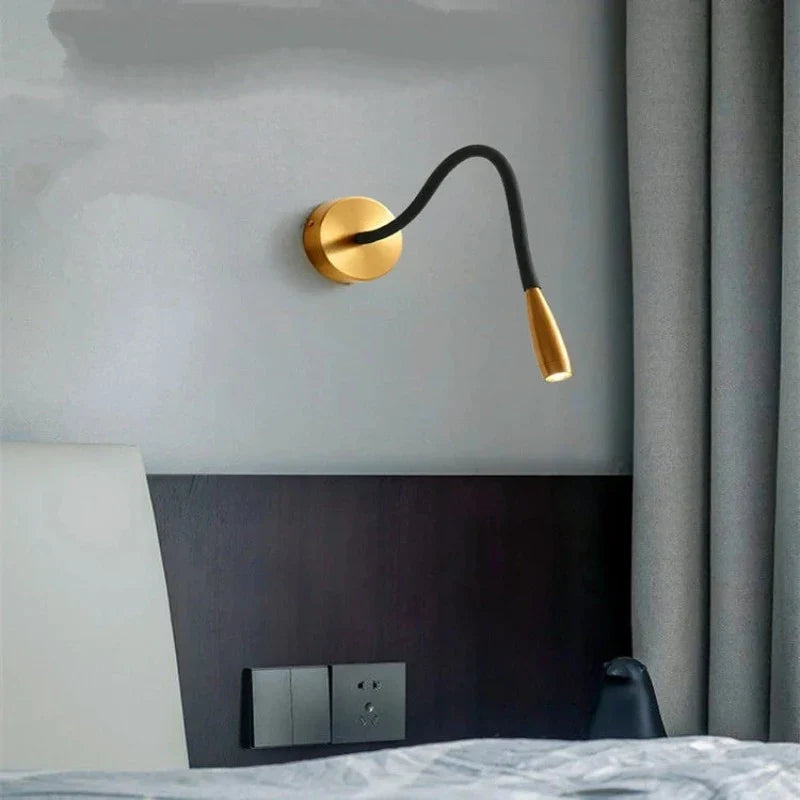 Stilig vegglampe med justerbar LED-arm, mattsvart. Ideell som leselys eller aksentbelysning i moderne hjem.