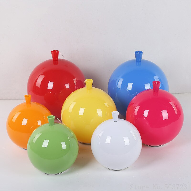 Slank og moderne LED taklampe med minimalistisk design. Perfekt for stilren belysning i hjemmet.