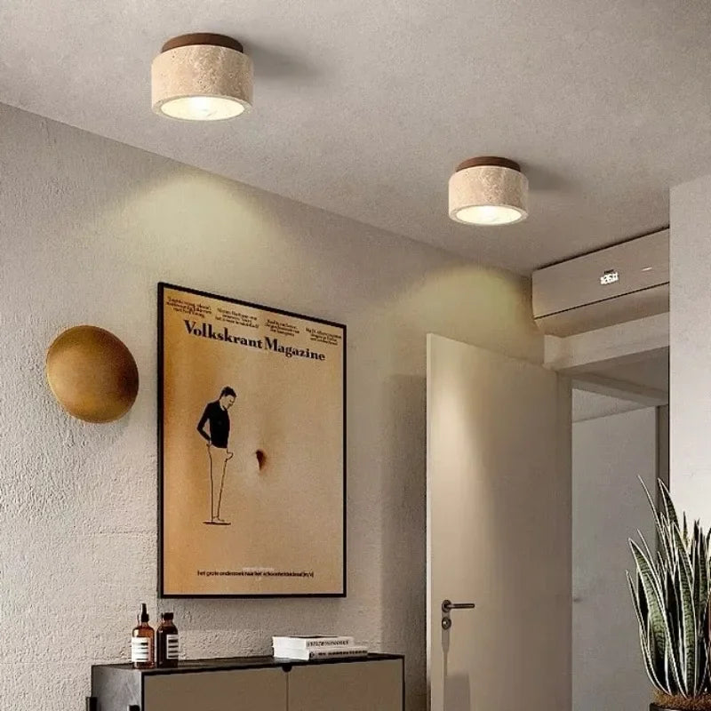 Detalj av moderne LED taklampe. Justerbart lys og minimalistisk design for stilren takbelysning.