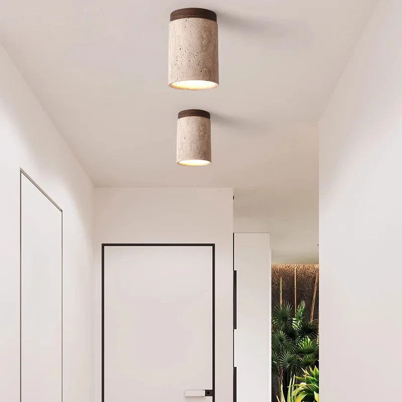 Moderne LED taklampe for gangbelysning. Minimalistisk design med justerbart lys for energieffektiv innendørs belysning.