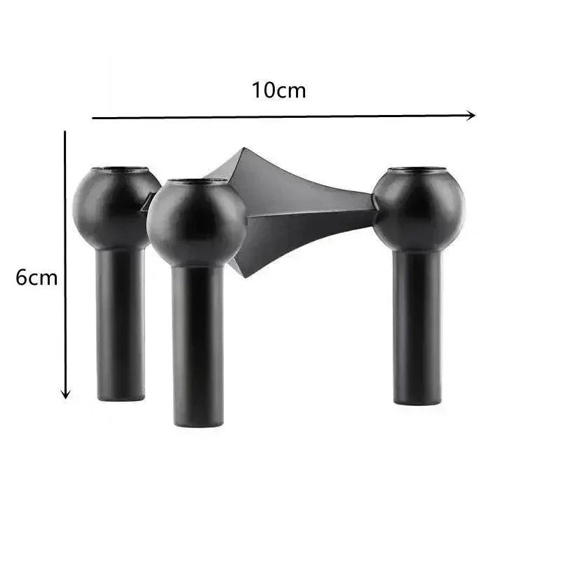 Detalj av den minimalistiske lysestaken i metall, viser stilig og ren design.