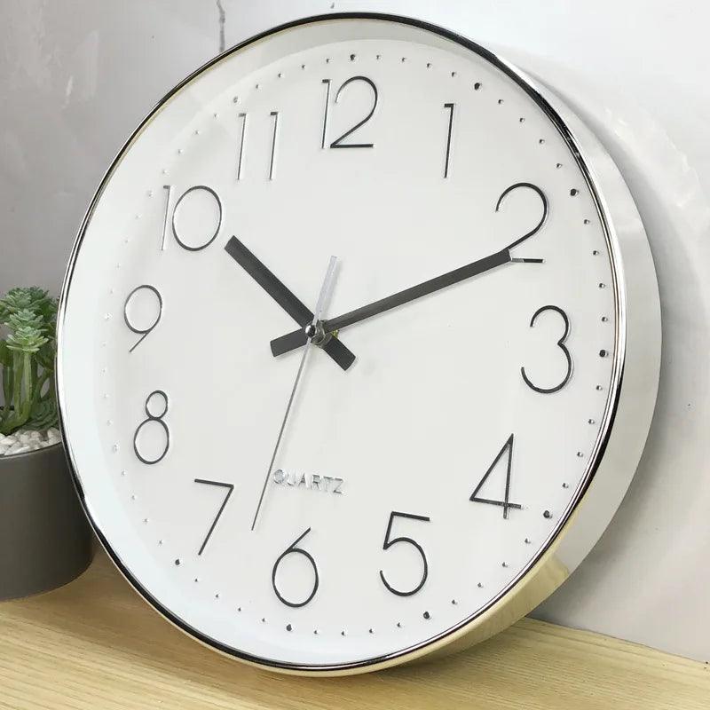 Skap ro med denne lydløse 30 cm moderne minimalistiske veggklokken. Perfekt for ditt elegante hjem.