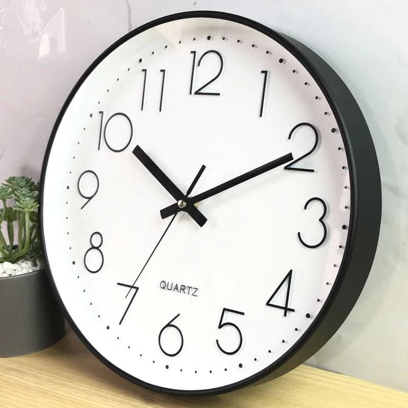 Design veggklokke, 30 cm. Moderne og minimalistisk, lydløs eleganse som interiørdekor for hjemmet.