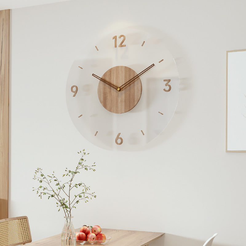 Hvit minimalistisk veggklokke med stille urverk. Moderne dekorasjon for et lyst, ryddig rom.