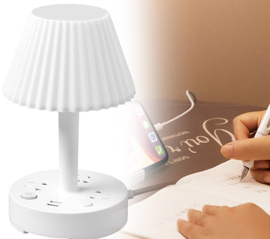 Moderne multifunksjonell bordlampe med ladestasjon, USB-port og strømuttak for nattbord eller hjemmekontor.