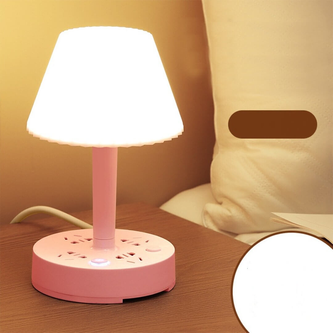 Hvit bordlampe med praktisk ladestasjon, USB-porter og uttak for telefonlading på soverommet.