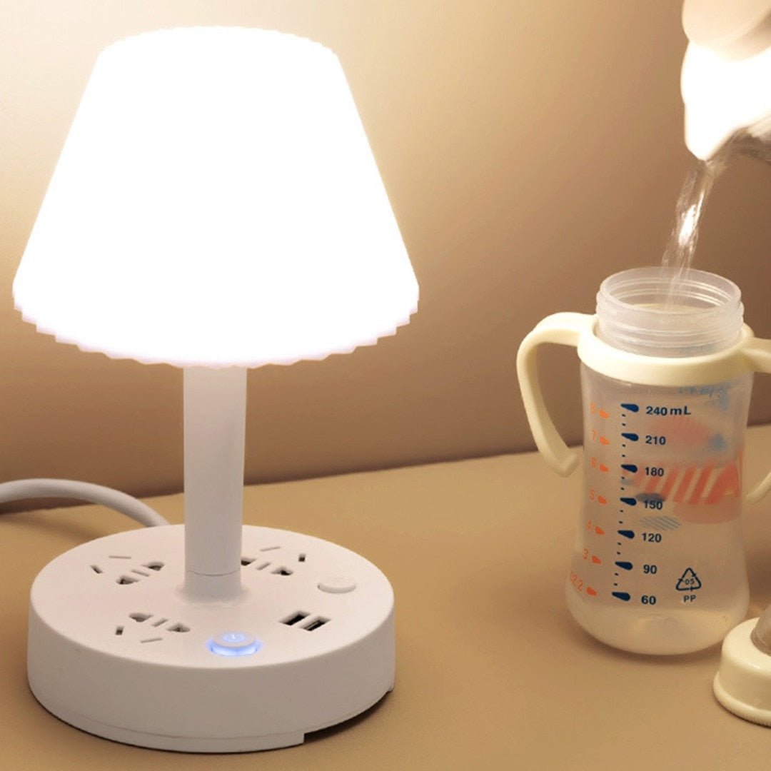 Kompakt nattbordslampe med innebygd ladestasjon, USB-lader og strømuttak for smart belysning.