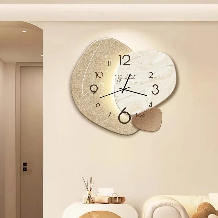 Stilren designklokke for veggen, en tidløs og moderne detalj til ditt hjem.