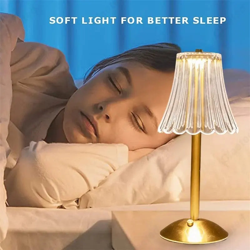 Elegant dimbar bordlampe med moderne design. Oppladbar LED lys for soverom og stue. Skaper koselig stemning.