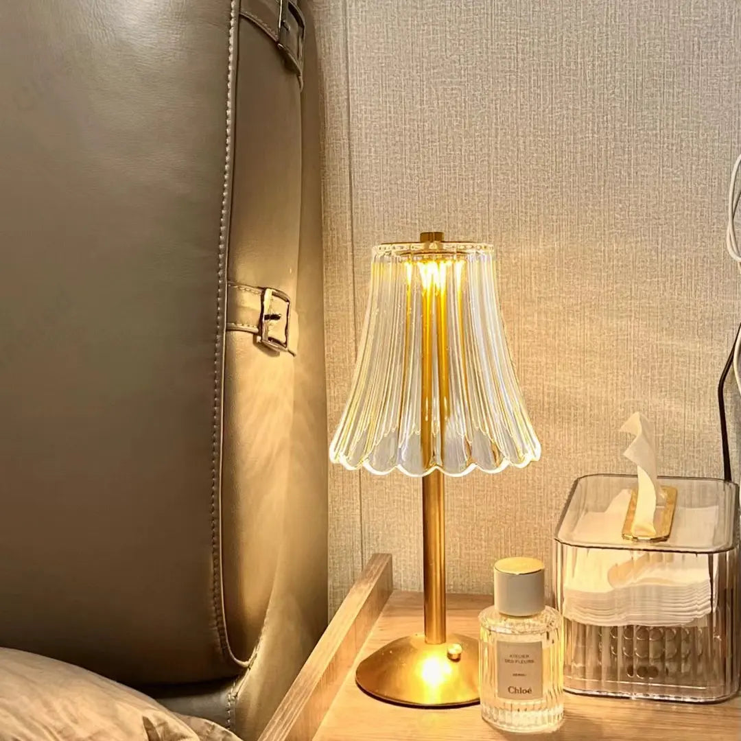 Stilren LED bordlampe, oppladbar og trådløs. Moderne design som passer perfekt i ethvert rom.