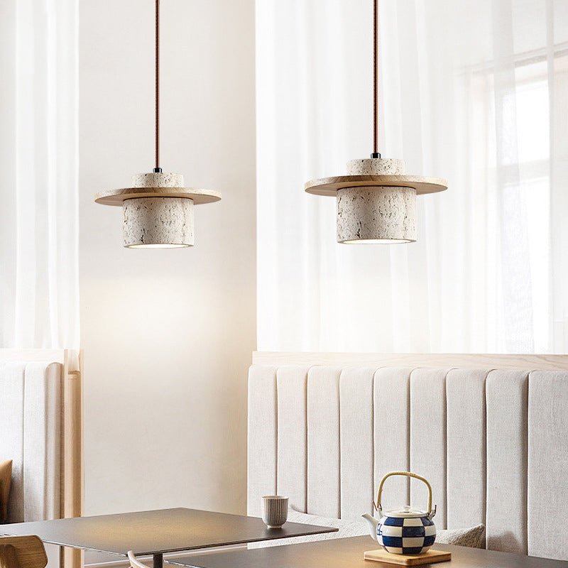 Organisk hengelampe over spisebord. Stilfull moderne belysning som passer spisestue og minimalistisk interiør.