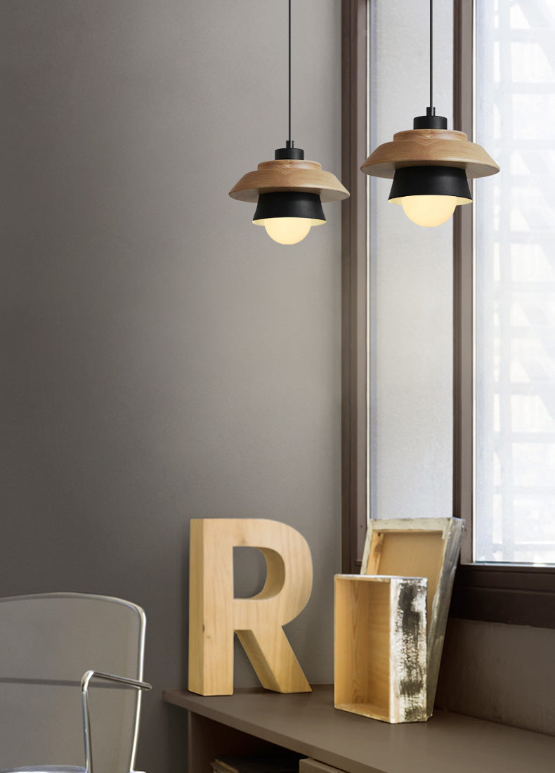 Stilren, moderne pendellampe med unikt design. Perfekt for nordisk interiør og hjemmebelysning.