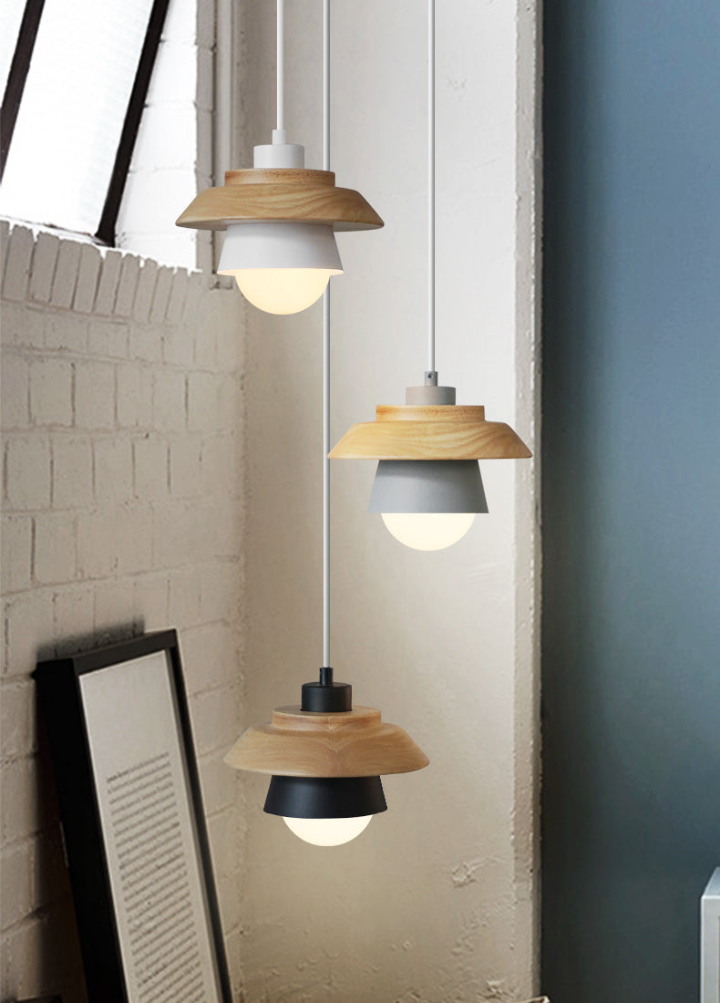Moderne pendellampe i nordisk stil. Skaper stemningsfull belysning for stue eller spisestue.