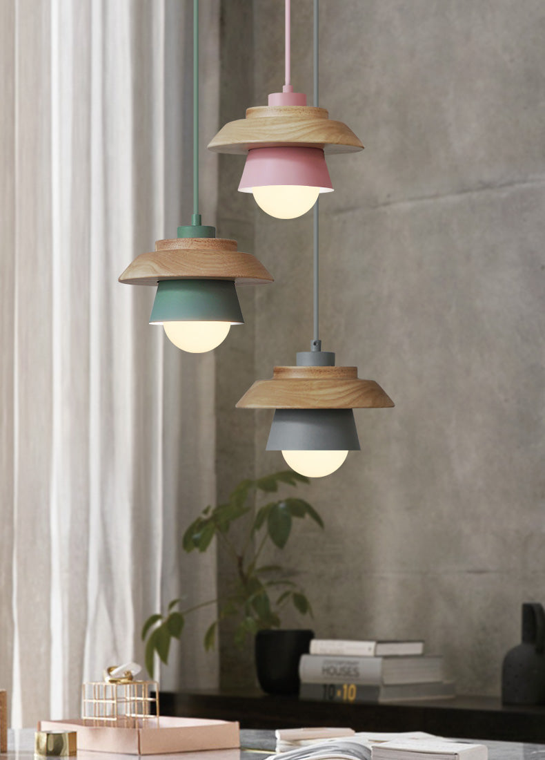 Moderne pendellampe/taklampe med stilrent design. Gir god belysning til kjøkken og stue.