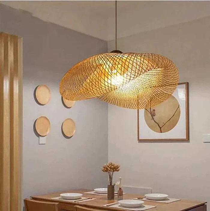 Elegant designlampe med unik form, gir varm stemningsbelysning til moderne interiør.