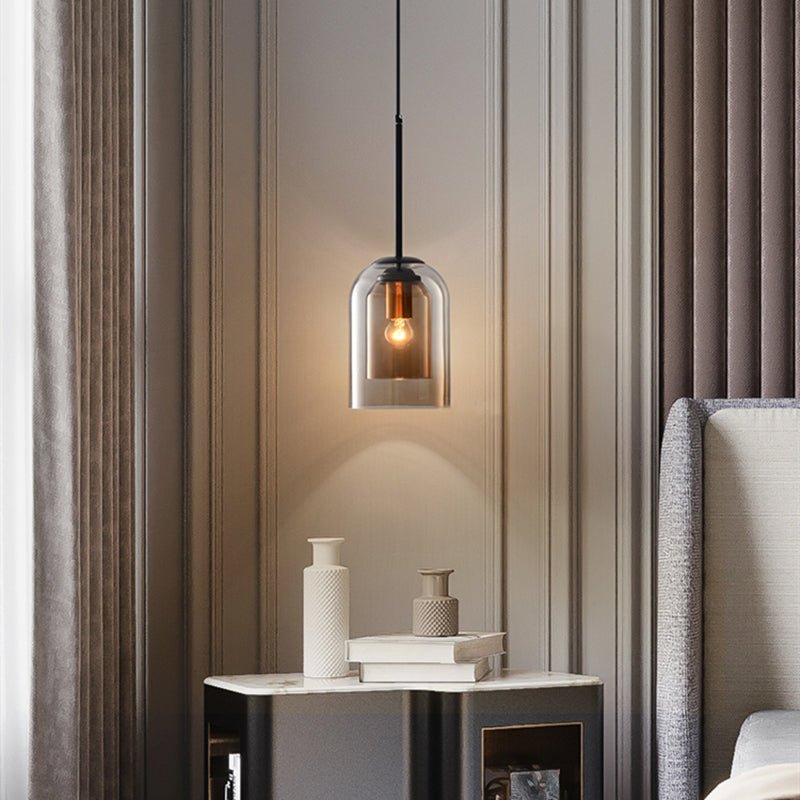 Unik glasspendellampe med dobbel skjerm i moderne stil. Perfekt stuebelysning eller spisestuelampe.