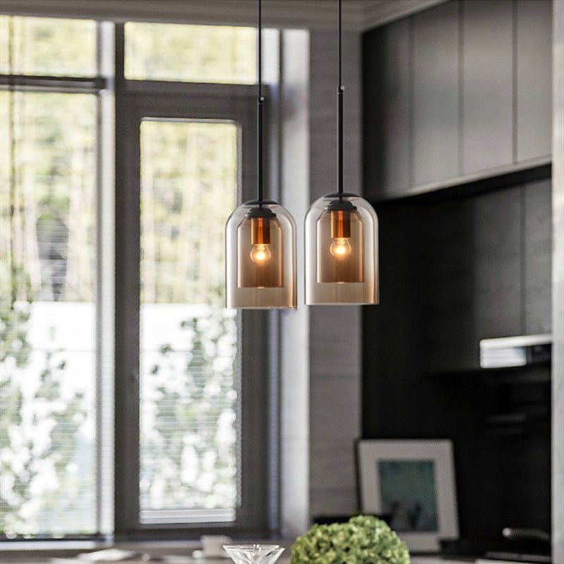 Minimalistisk pendellampe med røykgrått dobbelt glass. Dimbar belysning for stilfullt soverom.