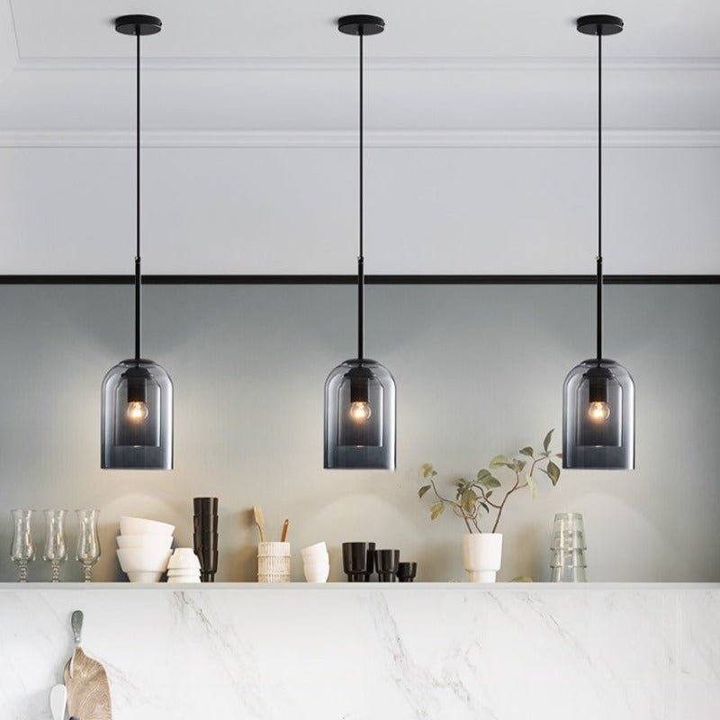 Elegant designlampe, glasspendel med tidløst uttrykk. Passer moderne og retro interiørdesign.