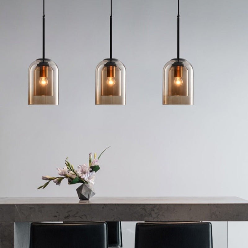 Rustfarget pendellampe med dobbelt glass. Moderne og justerbar belysning over spisebord.