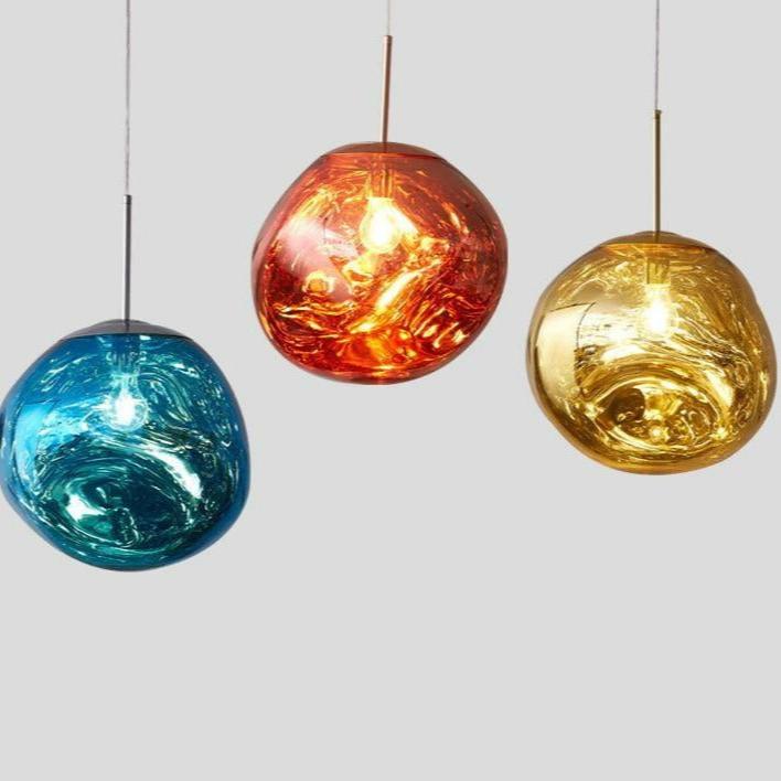 Moderne pendellampe med mykt, diffust lys, ideell for elegant stemningsbelysning i hjemmet.