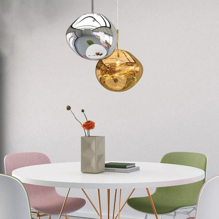 Minimalistisk belysning; en moderne pendellampe som gir lyst og stilig interiør til hjemmet.