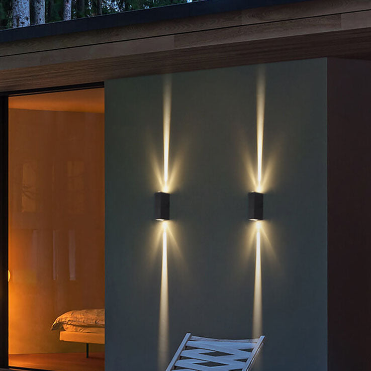 Sort LED utevegglampe med rektangulær moderne design. Vanntett utebelysning, perfekt for fasaden.