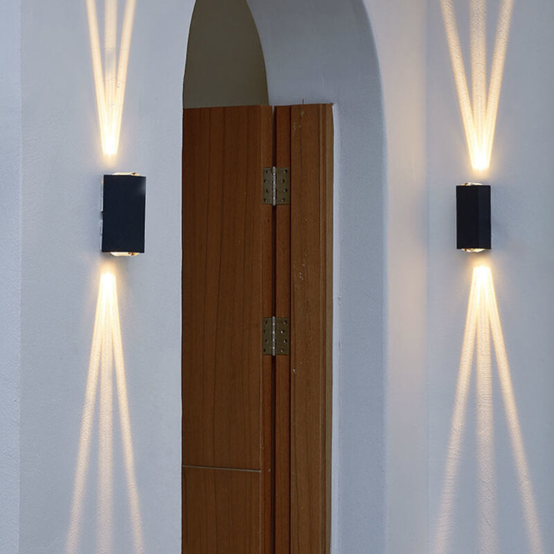 Vanntett sort LED vegglampe. Moderne rektangulær utendørs belysning for energieffektiv fasadebelysning.